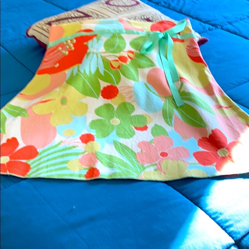 Very cute mid length skirt, summer, pool party’s ,